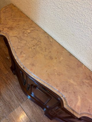 Mueble de madera y mármol