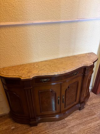 Mueble de madera y mármol