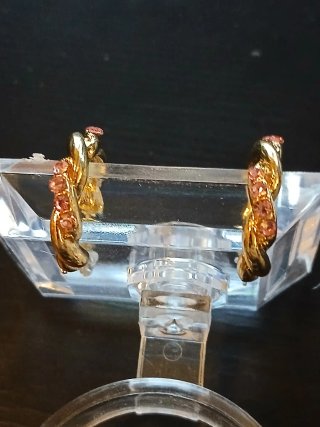 Pendientes dorados con detalles rosas