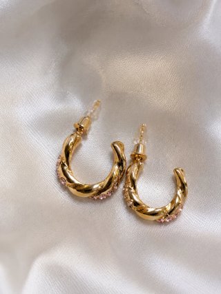 Pendientes dorados con detalles rosas