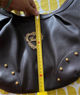 Bolso de hombro Juicy Couture marrón y dorado