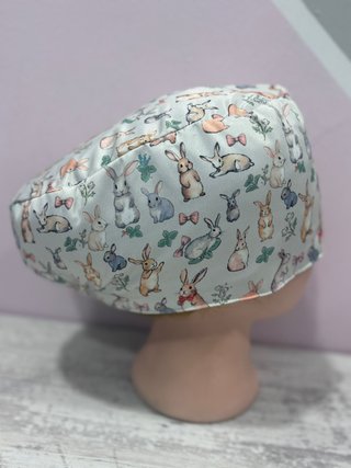Gorro de quirófano con estampado de conejos