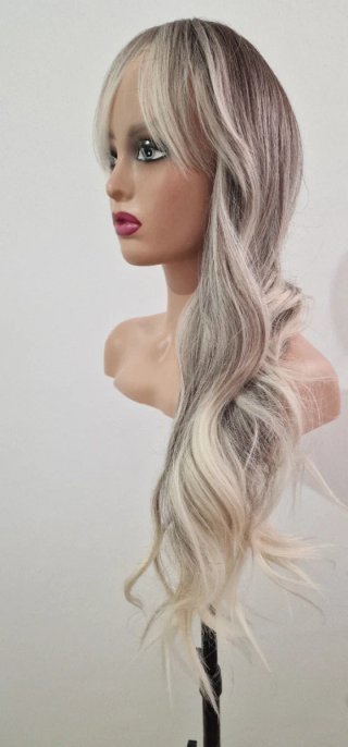 Peluca gris con mechas rubias