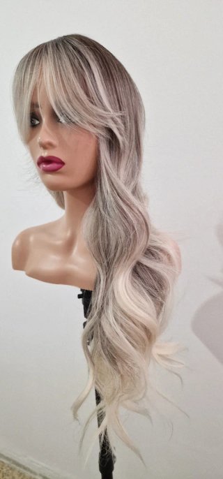 Peluca gris con mechas rubias