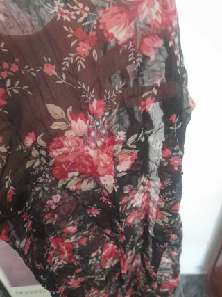 Bufanda floral negra y roja