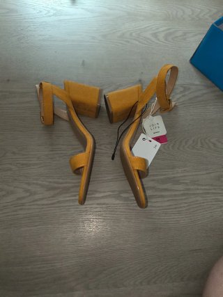 Sandalias mostaza talla 38
