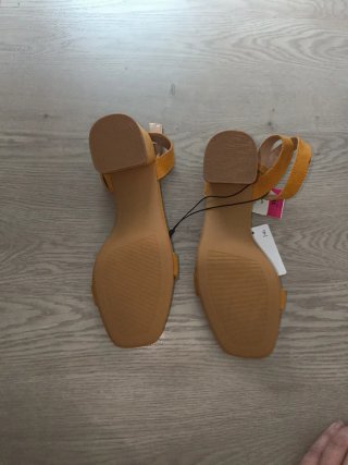 Sandalias mostaza talla 38