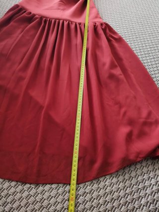 Vestido largo color caldero entallado.