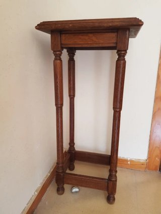 Mesa alta de madera estilo pedestal