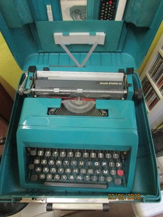 Macchina da scrivere Olivetti Studio 45 verde