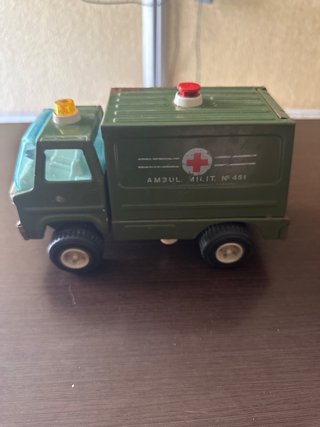 Ambulancia militar de juguete
