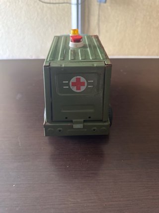 Ambulancia militar de juguete