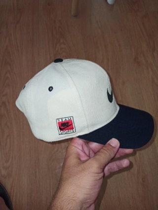 Gorra Nike Vintage Blanca y Negra