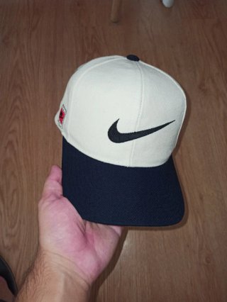 Gorra Nike Vintage Blanca y Negra