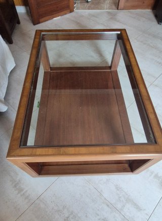 Mesa de centro de madera y cristal