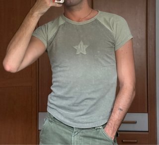 Camiseta gris verde con estrella