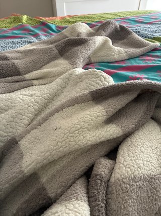 Manta de forro polar beige y gris