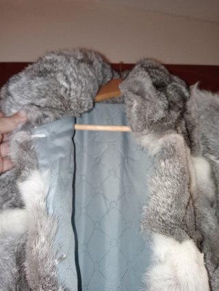 Chaleco de pelo gris y blanco