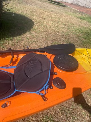 Kayak naranja y amarillo