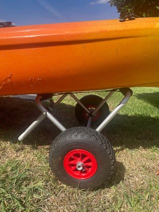 Kayak naranja y amarillo