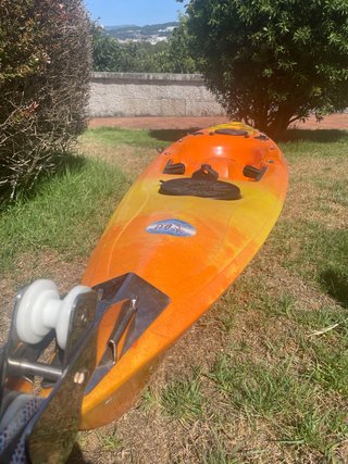 Kayak naranja y amarillo