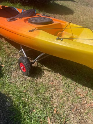 Kayak naranja y amarillo