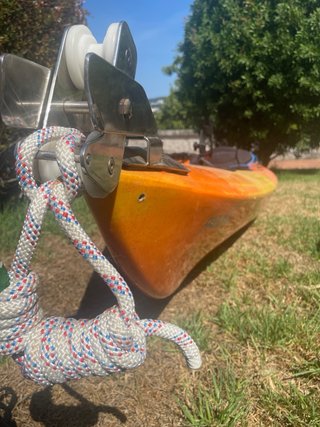 Kayak naranja y amarillo