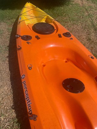 Kayak naranja y amarillo