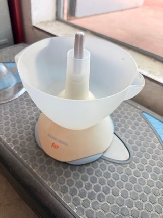 Exprimidor eléctrico blanco