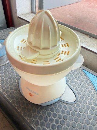 Exprimidor eléctrico blanco