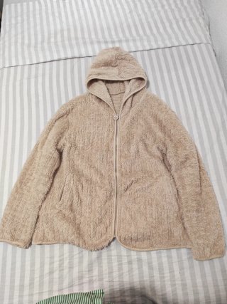Abrigo beige borreguito con capucha
