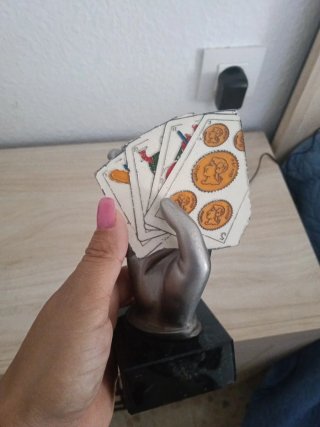 Pisapapeles mano con cartas