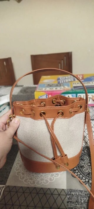 Bolso de hombro tipo cubo