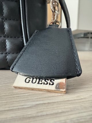 Bolso Guess negro con detalles dorados