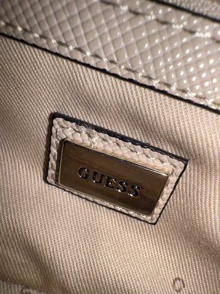 Bolso Guess negro con detalles dorados