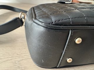 Bolso Guess negro con detalles dorados