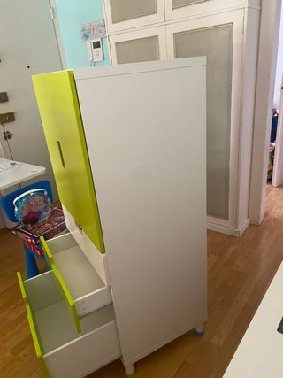 Mueble infantil verde y blanco