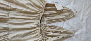 Vestido de tirantes beige verano