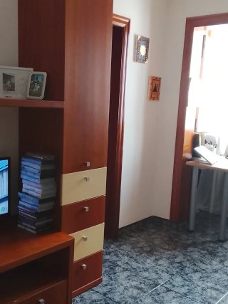 Mueble alto madera nogal 1 puerta 4 cajones