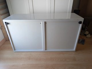 BESTÅ Estantería con puertas