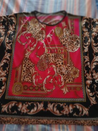 Blusa con stampa barocca e animalier