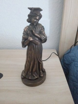 Figura decorativa graduado bronce