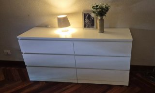 Cómoda blanca y beige
