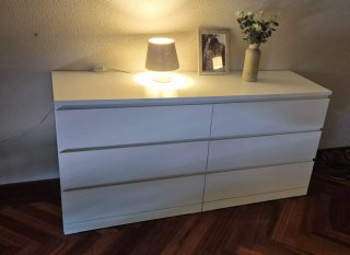 Cómoda blanca y beige