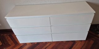 Cómoda blanca y beige
