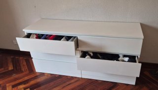 Cómoda blanca y beige