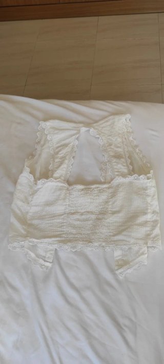 Camisa de tirantes con escote y encaje