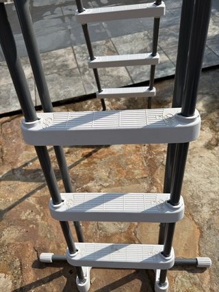 Escalera Piscina Metal y Plástico