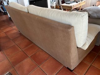 Sofá de tela beige y marrón
