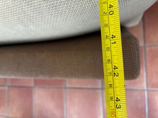Sofá de tela beige y marrón